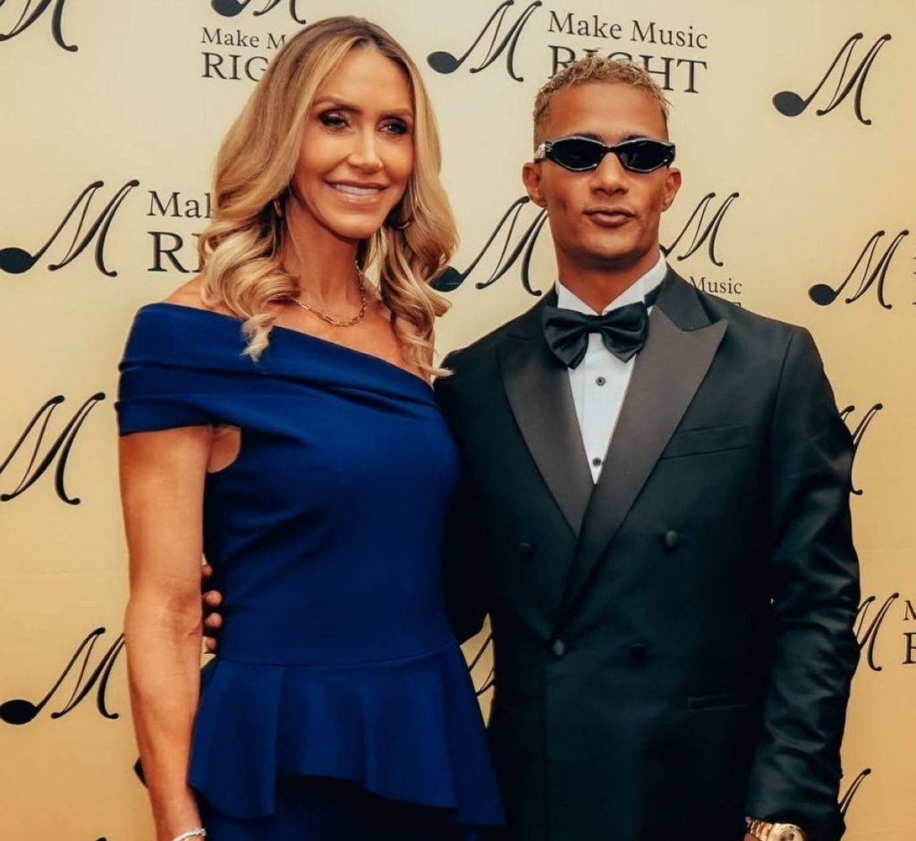 هل دفع محمد رمضان مقابلاً مادياً لالتقاط صور مع زوجة ابن الرئيس الأمريكي؟