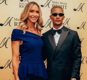 هل دفع محمد رمضان مقابلاً مادياً لالتقاط صور مع زوجة ابن الرئيس الأمريكي؟