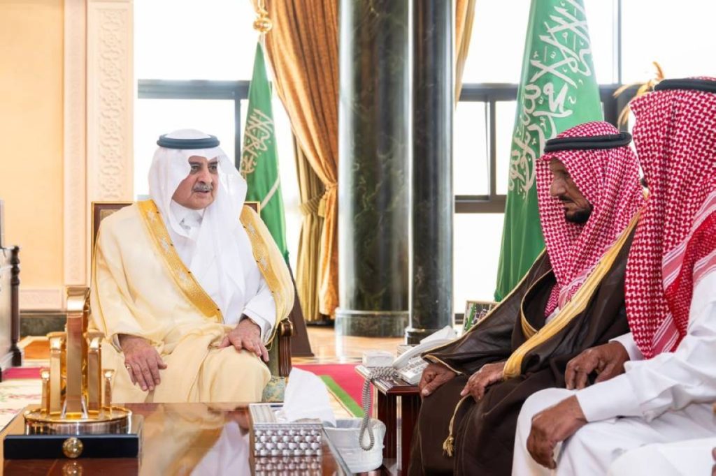 أمير تبوك يستقبل المواطن البلوي الذي تنازل عن قاتل ابنه لوجه الله