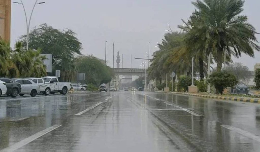 «مركز الأرصاد» يرفع درجة التنبيه إلى «الإنذار الأحمر» على منطقة جازان