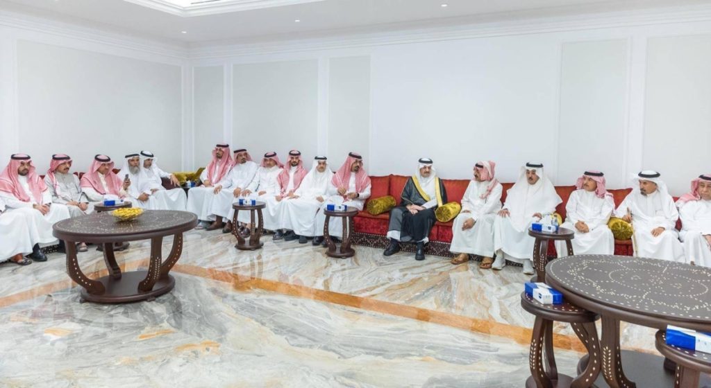 أمير الشرقية يقدم التعازي لأسرة حسين القحطاني