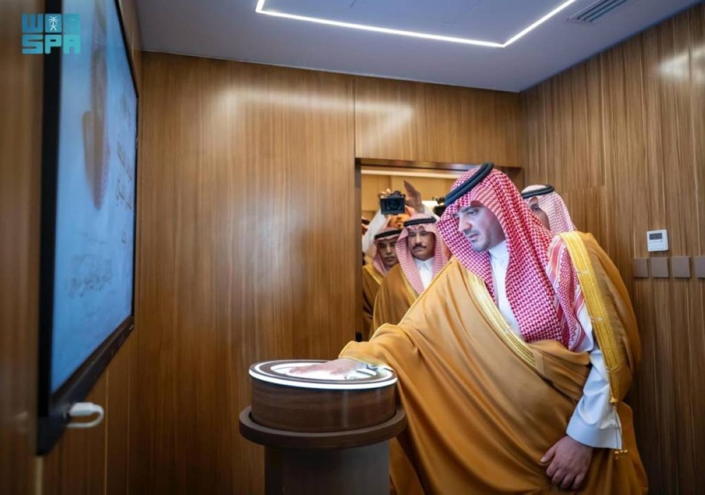 عبدالعزيز بن سعود يقف على سير العمل في قيادة القوات الخاصة للأمن البيئي