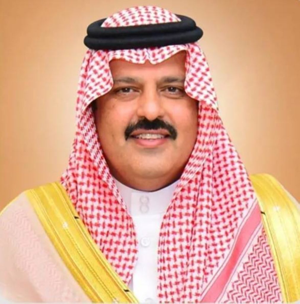 أمير حائل يقدم واجب العزاء لأسرة الجارالله في وفاة فقيدتهم