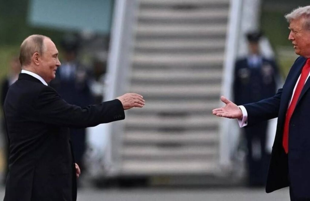 ماذا دار بين ترمب وبوتين على السجادة الحمراء؟