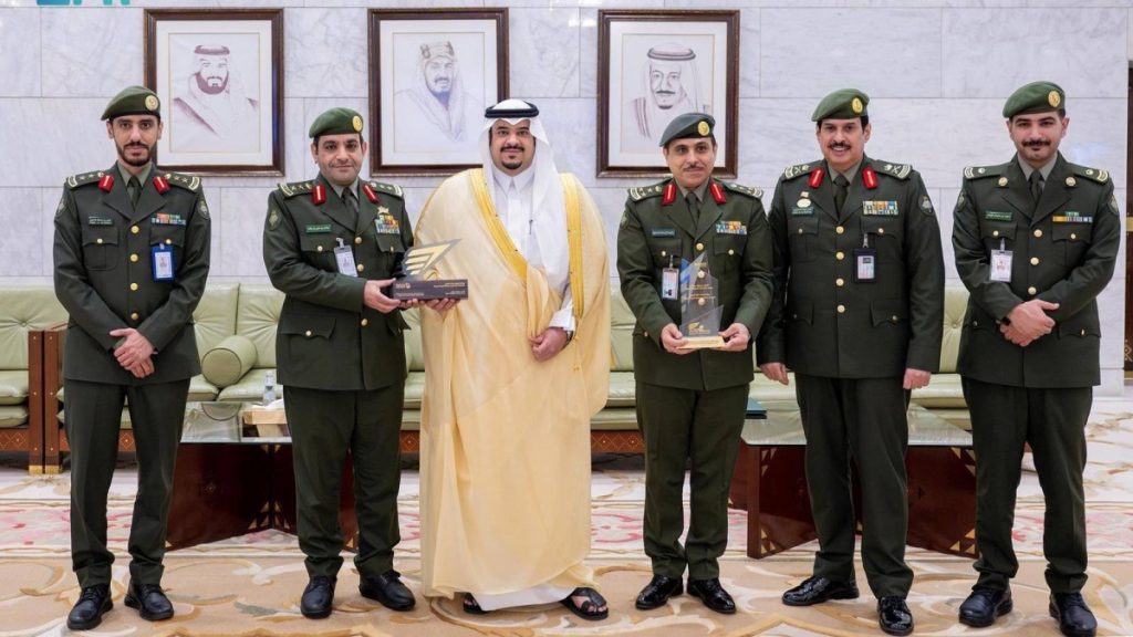 نائب أمير الرياض يكرّم جوازات المنطقة بمناسبة تحقيق مطار الملك خالد جائزة أفضل منطقة جوازات