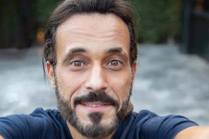 يوسف الشريف يثير تكهنات الجمهور حول وجود جزء ثانٍ من فيلمه الشهير «العالمي»