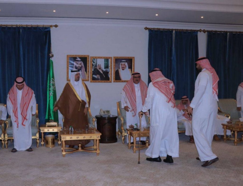 نائب أمير مكة المكرمة يعزي فهد بن مقرن في وفاة والدته