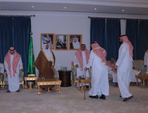 نائب أمير مكة المكرمة يعزي فهد بن مقرن في وفاة والدته