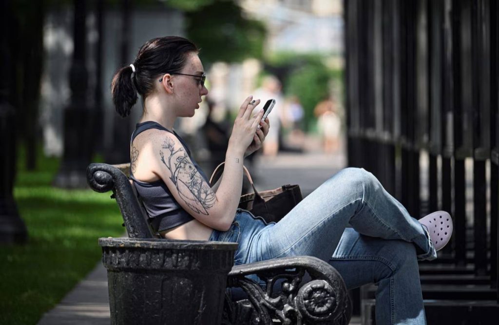 في معركة السيطرة على التكنولوجيا.. روسيا تستبدل «واتساب» بتطبيق محلي