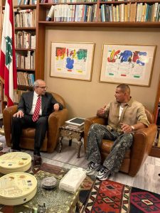 رئيس وزراء لبنان يستقبل عمرو دياب في منزله.. ما القصة؟