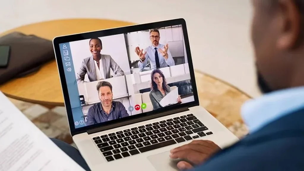 مستشار موارد بشرية يوضح إيجابيات العمل عن بعد وأثره على شكل السوق