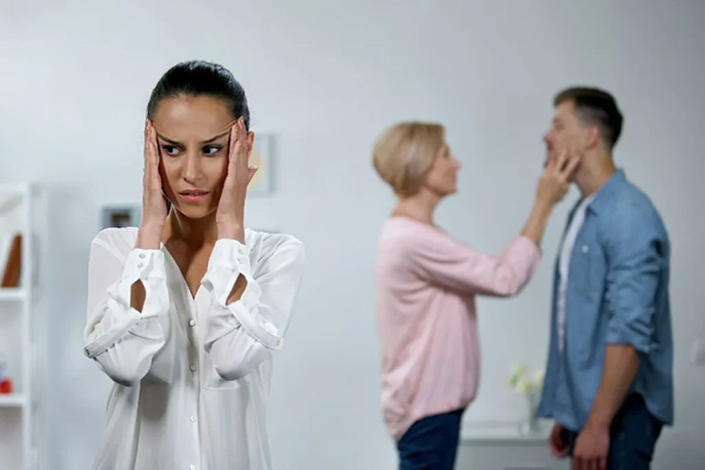 بالفيديو.. روشتة نفسية للموازنة في العلاقة بين الزوجة والأم الشكاكة الغيورة