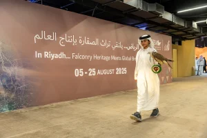 «هجرس» أصغر صقار يخطف الأنظار ويعزز الموروث في المزاد الدولي للصقور 2025
