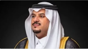 نائب أمير الرياض يطمئن على شاب أنقذ العشرات من مركبة محترقة بجوار محطة وقود