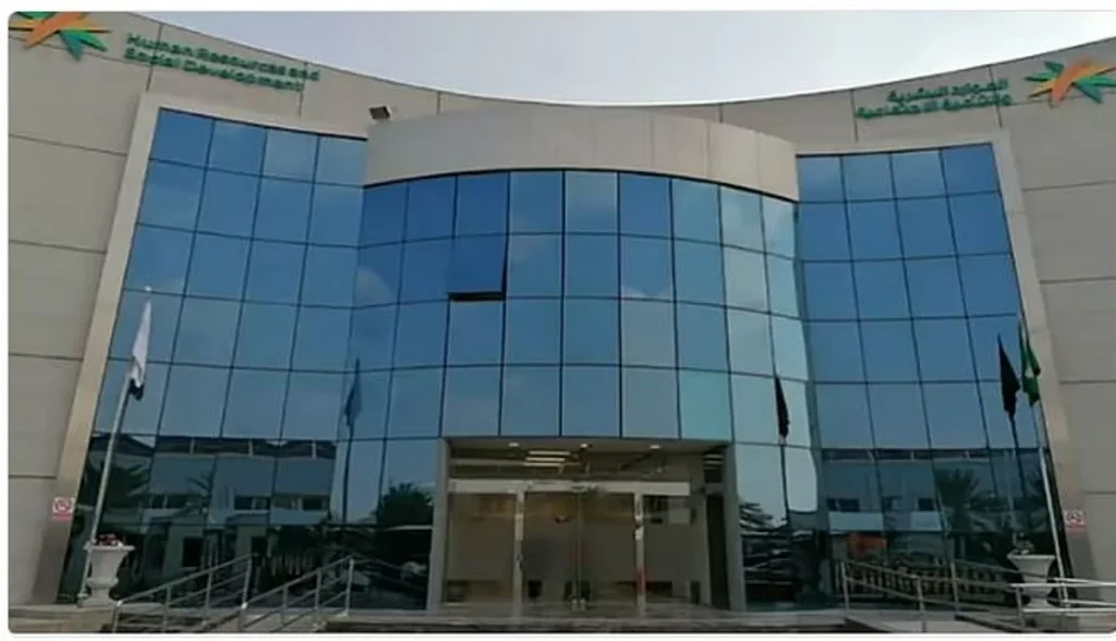 5 ملايين مستفيد من خدمات تطبيق وزارة «الموارد البشرية» الموحّد