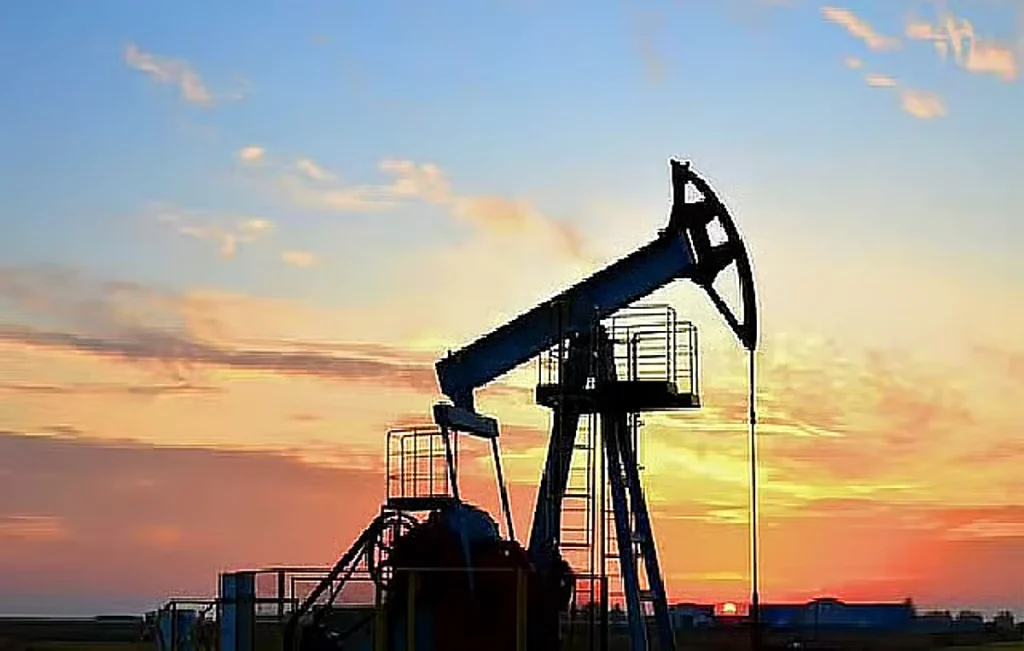 النفط يرتفع بعد توقعات بخفض أسعار الفائدة الأمريكية