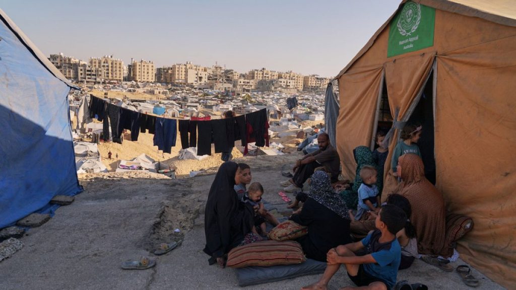 نازحو غزة: بين رحلة الهروب اليومية وقسوة العيش بلا مأوى أو طعام