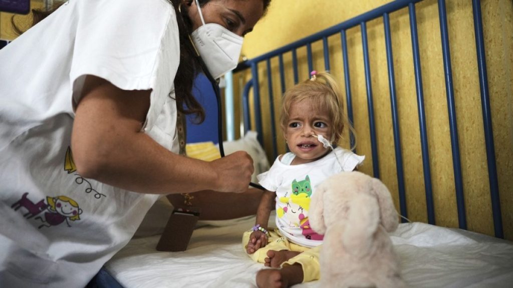 بريطانيا تستقبل 10 أطفال مرضى من غزة لتلقي الرعاية الطبية