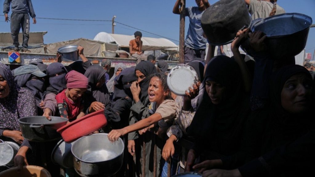 “تخدم مصالح إسرائيل”.. الفلسطينيون في غزة ينظرون بـ”أمل يائس” إلى خطة ترامب للسلام