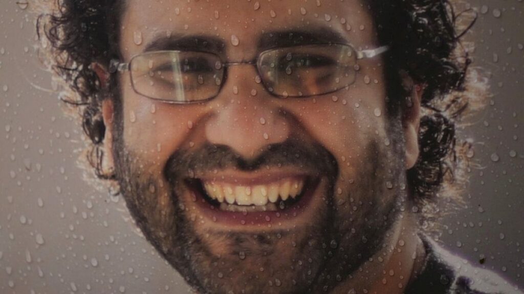 بعد سنوات من السجن وإضرابات متكررة عن الطعام.. السيسي يمنح عفوًا رئاسيًا للناشط علاء عبد الفتاح