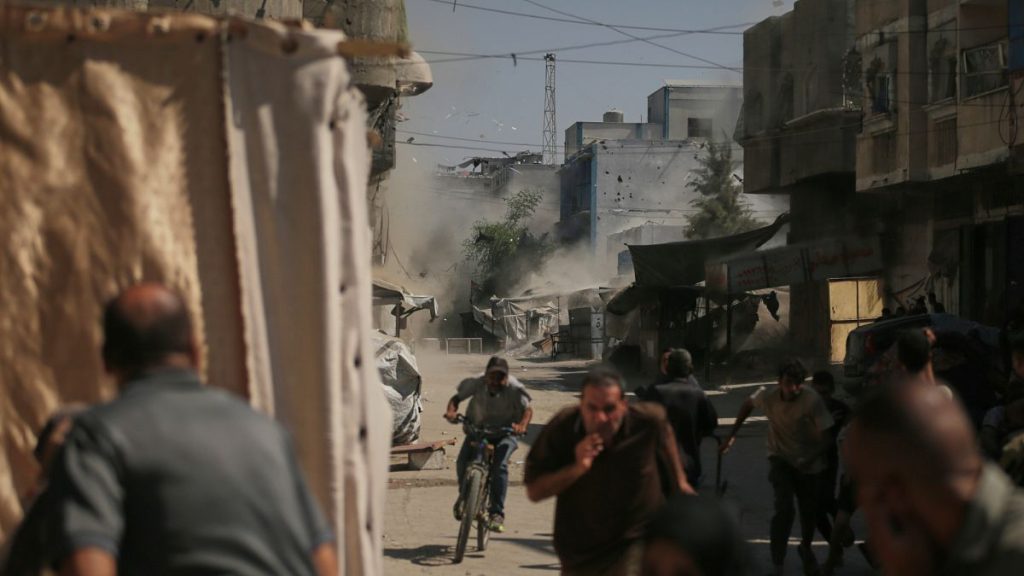 حرب غزة في يومها 709: قتلى في قصف إسرائيلي منذ الفجر وعمليات نسف بمدينة غزة مع استمرار النزوح جنوبا