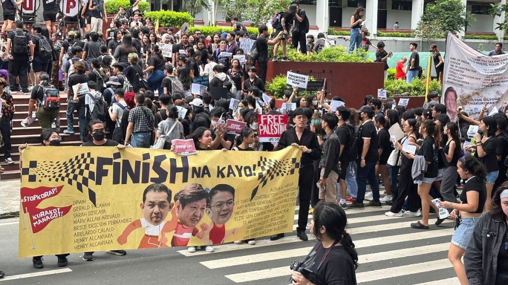 فيديو. طلاب جامعة الفلبين يحتجون على تخفيضات الميزانية