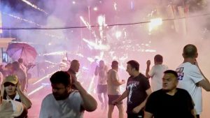 العنف يشعل شوارع صربيا.. أنصار الحكومة ومعارضون لها يدخلون في مواجهة مباشرة