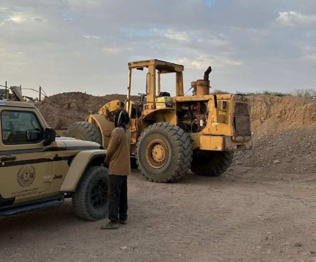 «الأمن البيئي» يضبط مقيماً مخالفاً لنظام البيئة لاستغلاله الرواسب بالمدينة المنورة