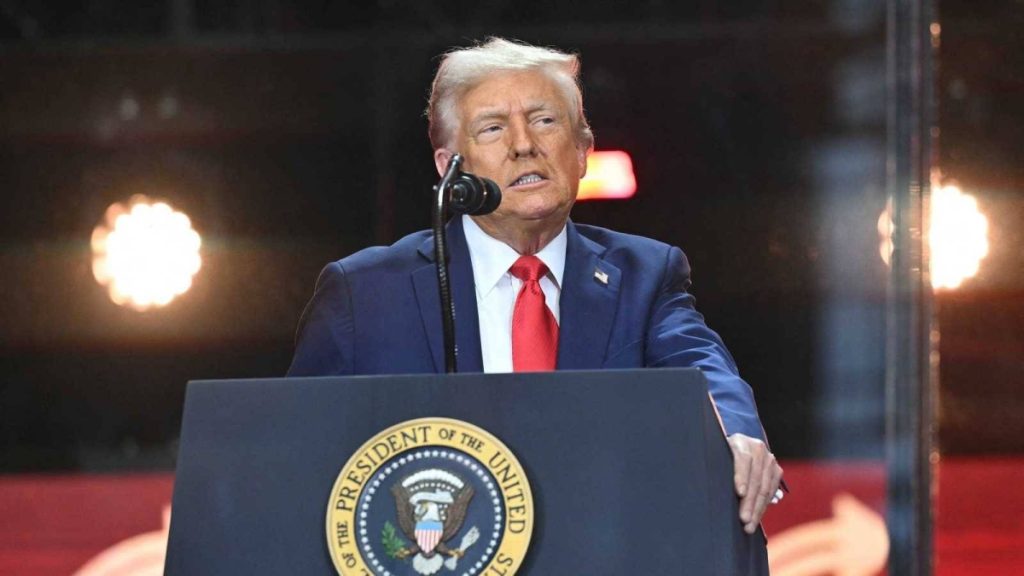 البيت الأبيض يُلوّح بمذبحة وظيفية.. تسريح جماعي إذا فشل تمرير الميزانية