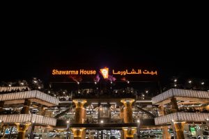 «بيت الشاورما» تفتتح فرعها الجديد بـ«خريص» وتواصل مسيرة نجاح تتجاوز 25 عامًا