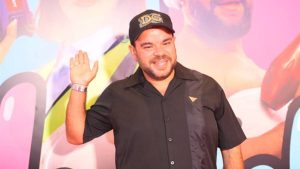 محمد عبدالرحمن يثير الجدل بإطلالته في «روب الحمام»