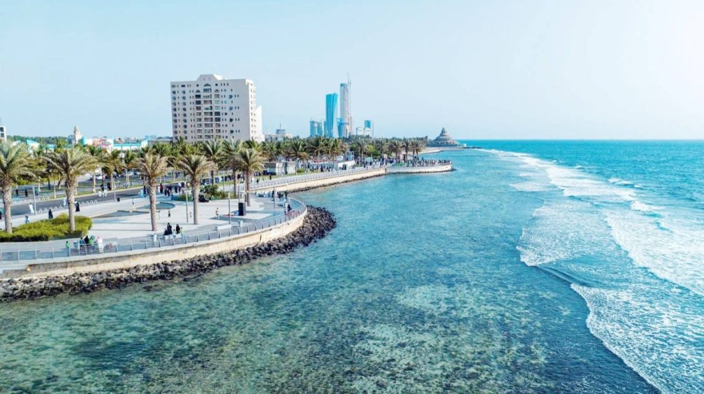 إلزام المراسي والشواطئ بتوفير منقذين ومراقبين