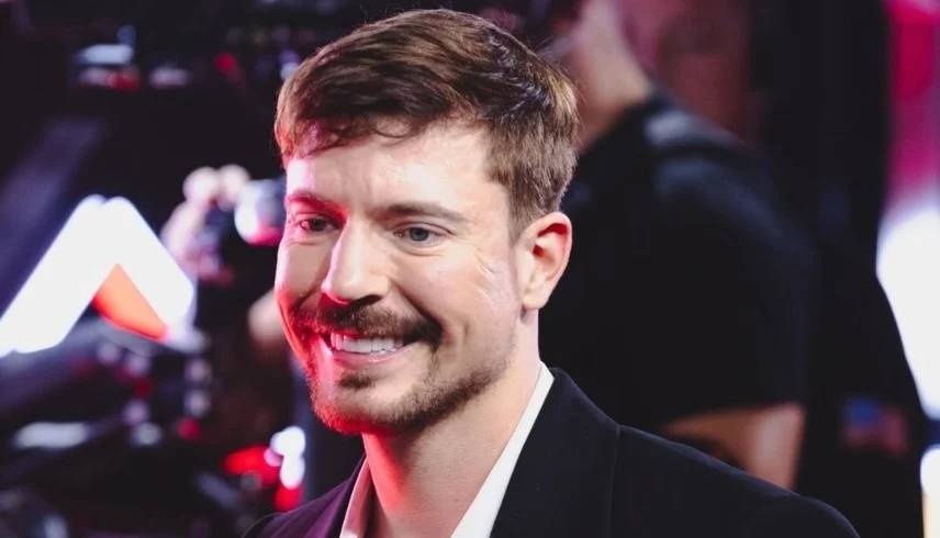 «مستر بيست» يثير الجدل في حفل جوائز MTV بمشهد جريء