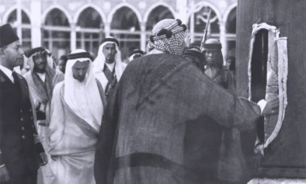 مواقف تاريخية نادرة في «الدليل المعرفي لليوم الوطني الـ95».. كيف أعاد الملك عبدالعزيز بنفسه قطعة مسروقة من الحجر الأسود؟