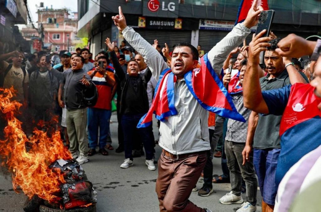 فيديو.. استقالة رئيس وزراء النيبال.. ومحتجون يحرقون البرلمان ومنازل المسؤولين