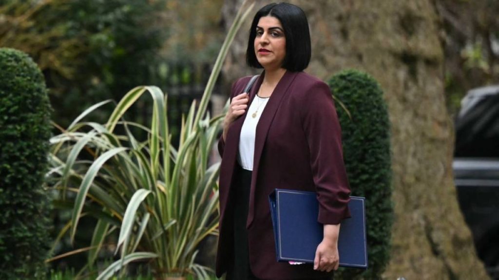 وزيرة الداخلية البريطانية تهدد بتعليق تأشيرات رافضي إعادة رعاياهم