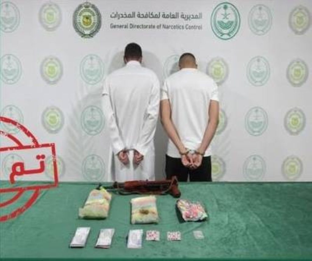 القبض على شخصين بمنطقة تبوك لترويجهما الحشيش والإمفيتامين