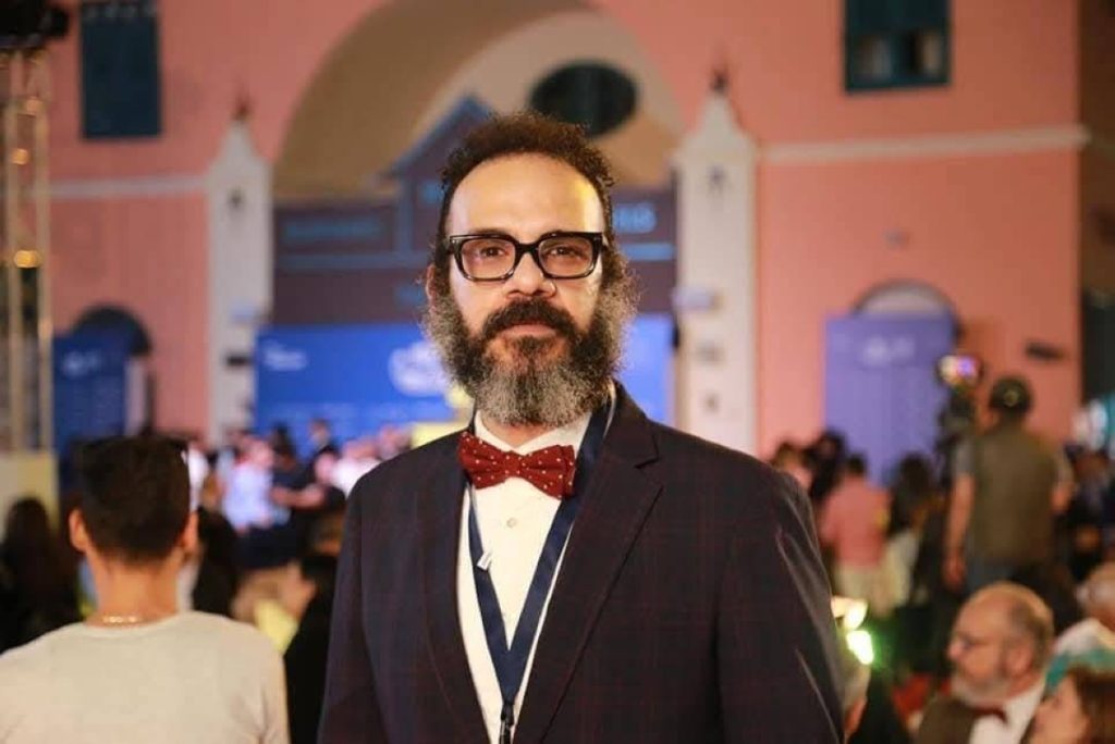 المخرج محمود محمود يُطلق «مين يُحضِن البحر».. بحثاً عن الحب