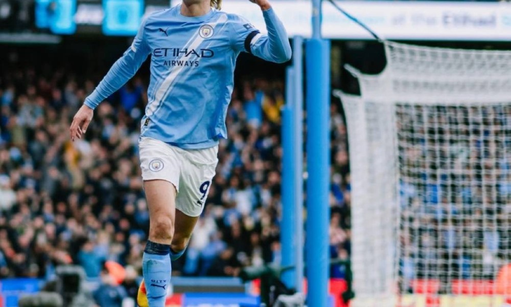 مواجهة مثيرة بين مانشستر سيتي ونابولي في دوري الأبطال