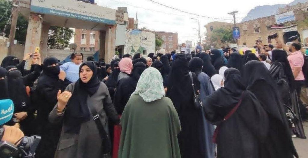 وقفة نسائية حاشدة للمطالبة بالقبض على قتلة المسؤولة الحكومية في تعز