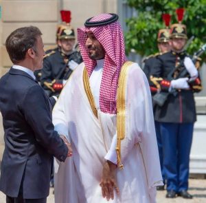 ماكرون يناقش مع ولي العهد مؤتمر حل الدولتين