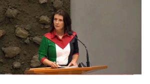 قميص فلسطيني يثير عاصفة في البرلمان الهولندي.. ما القصة؟