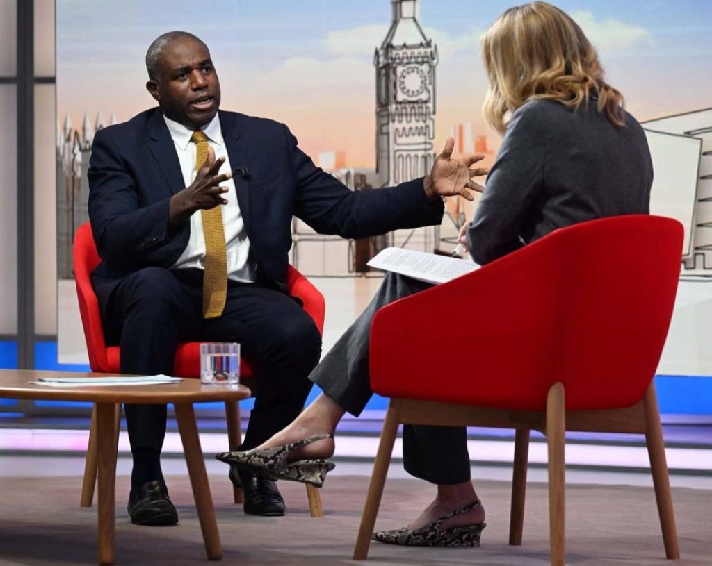 بريطانيا تتراجع عن منع أطفال الفلسطينيين من دخول المملكة