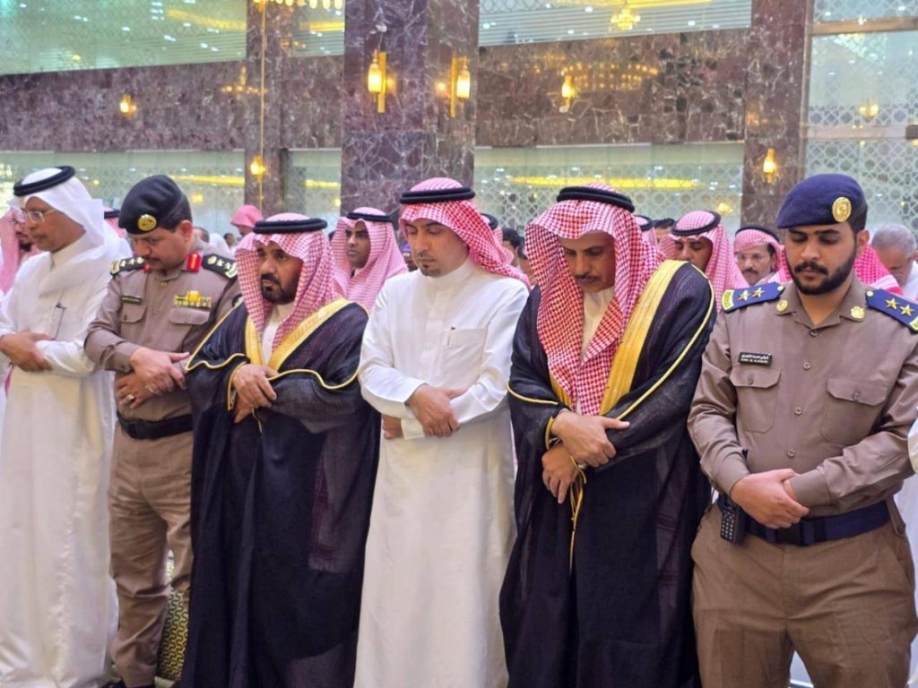 محافظ محايل يؤدي صلاة الغائب على مفتي المملكة