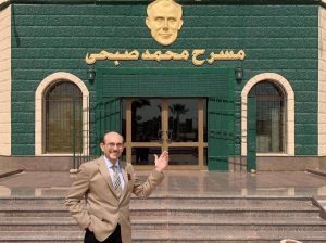 محمد صبحي يعود للظهور بعد أزمته الصحية أمام مسرحه