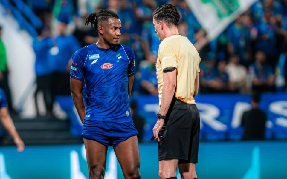 الفتح يتلقى 4 بطاقات حمراء في 5 مباريات هذا الموسم