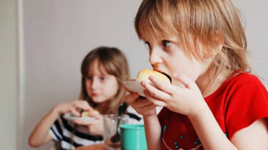 «عكاظ» تنشر لائحة الوجبات الغذائية المخصصة للأطفال في المنشآت التي تقدم الطعام خارج المنزل