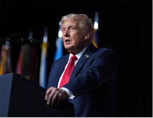 ترمب يُهدّد بطرد الجنرالات ويُدعو لتدريب الجيش في شيكاغو