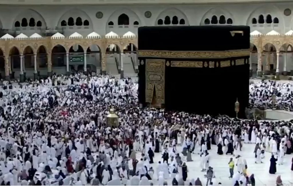 جهود مستمرة لتنظيم الحشود ونظافة الحرم في خدمة ضيوف الرحمن