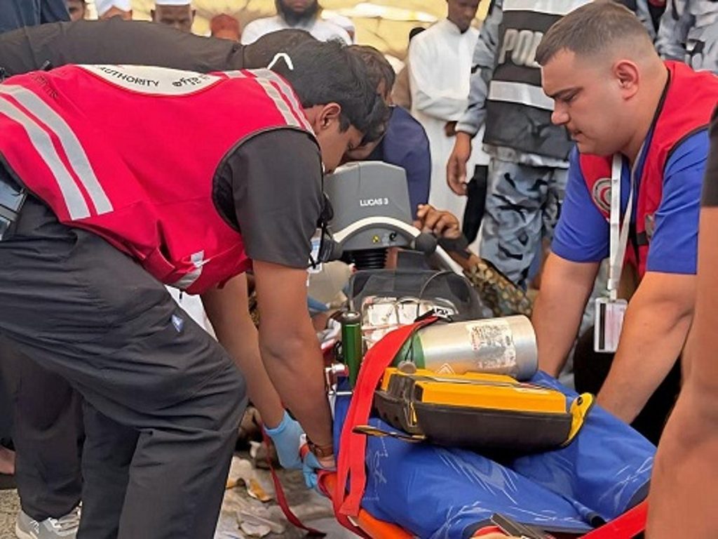 الهلال الأحمر ينقذ حياة معتمر إندونيسي في المسجد الحرام بعد توقف قلبه